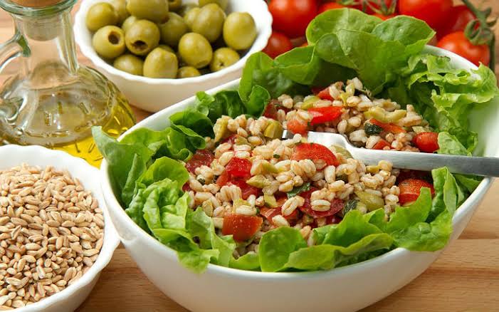 Nohutlu Kinoa Salatası